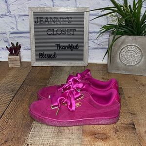 Suede Heart Satin Sneaker in Ultra Magenta
Puma